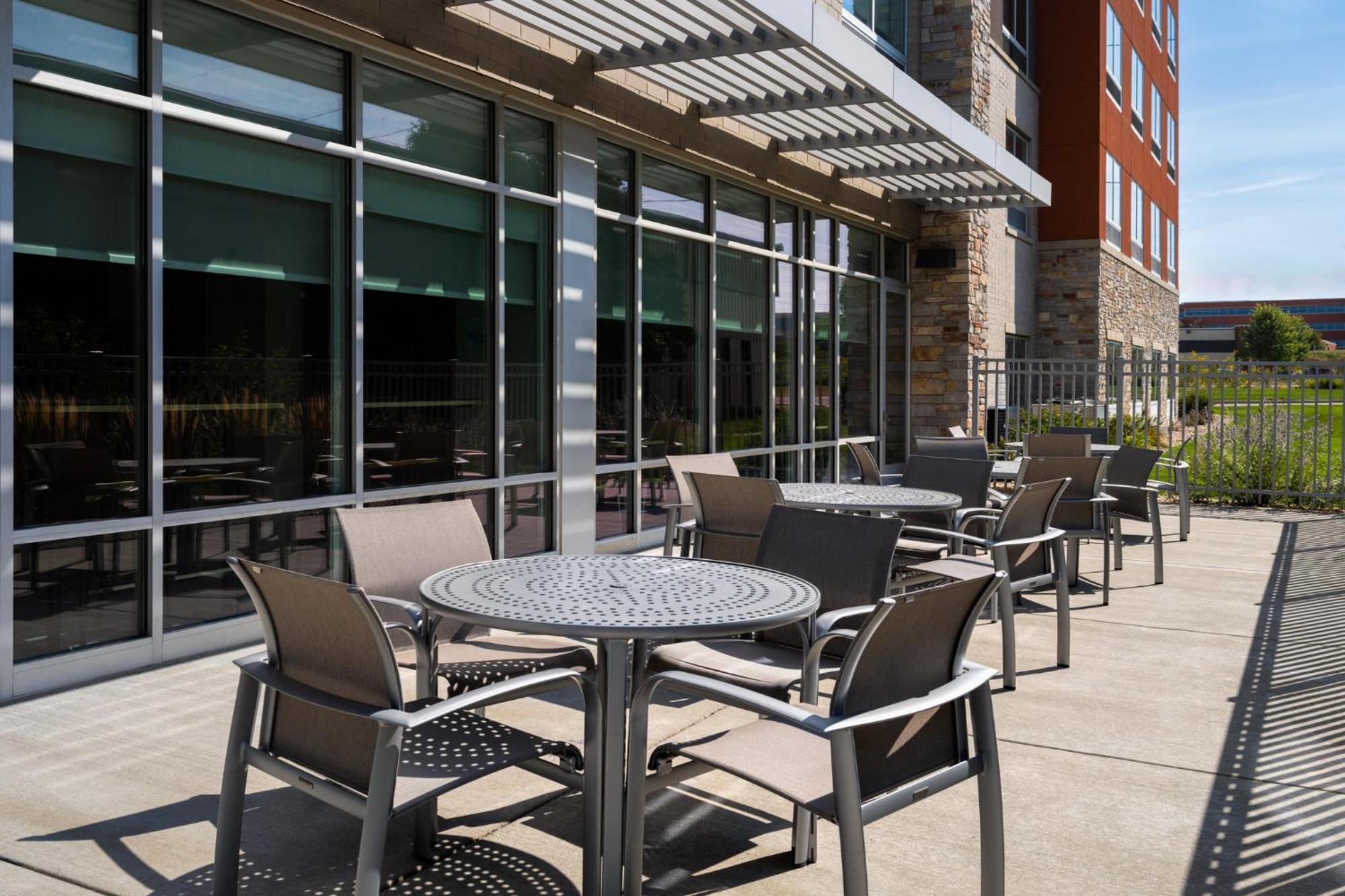 Holiday Inn Express & Suites - Madison West - Middleton By Ihg Exterior foto